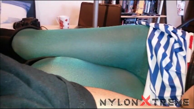 Nylon Xtreme: लाल नायलॉन मास्क के साथ लंड चुसाई