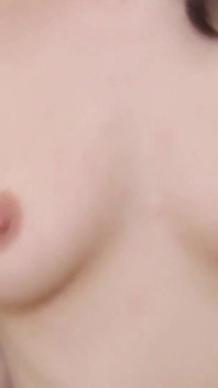 Hete brunette milf verleidt jonge dekhengst in de keuken