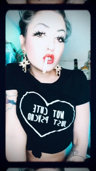 Hellizabeth Queen: Hellizabeth соло куріння