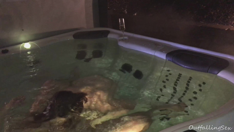 OutfallingSex: OutfallingSex - Acțiune în jacuzzi