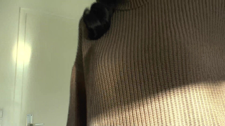 Lady Victoria Valente: 私のセーターに水をかけて!レディ・ヴィクトリア・ヴァレンテ、厚手のタートルネックセーター