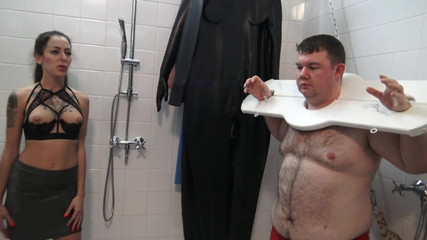 Femdom Austria: Terrore Scatenante e Schiaffeggiare e Sputare Parte 1