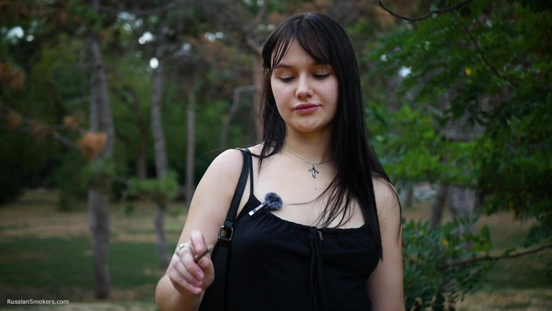 Russian Smokers: 屋外での120mmタバコ喫煙