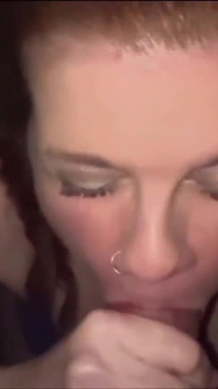 Cette femme salope rousse infidèle ne peut s’empêcher de baiser son amie après une soirée - Trix, chaudasse mariée
