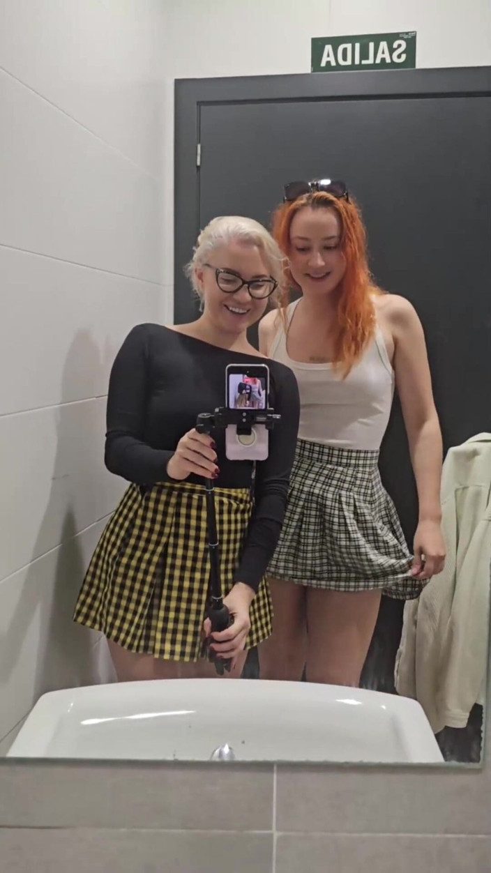 Sheryl X Sinclair: Pissen in öffentlichen toiletten mit meinem sexfreund!