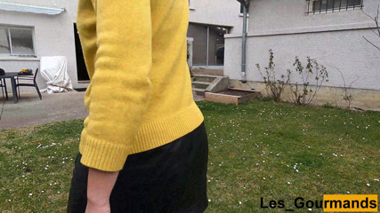 Les Gourmands: MILF de meias e saltos com uma saia de couro...