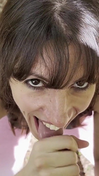 Sudut pandangan pertama blowjob lelaki kemudian berkongkek di tengah-tengah hutan tanpa perlindungan untuk menghabiskan dia menelan semua sperma!