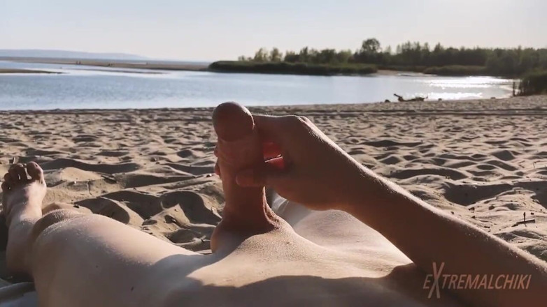 Extremalchiki: Masturbazione sulla spiaggia del tramonto
