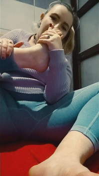 82 Licking and Sucking Feet 2