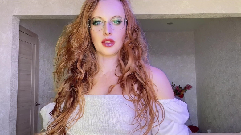 Holy_Red: 红发熟女肮脏的谈话和挑逗她性感的嘴唇和饥渴的脸