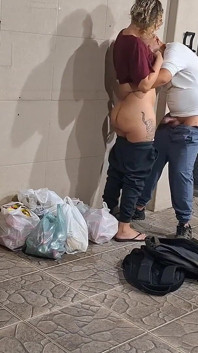 Gli studenti universitari saltano la lezione e fanno sesso dietro l'edificio in segreto