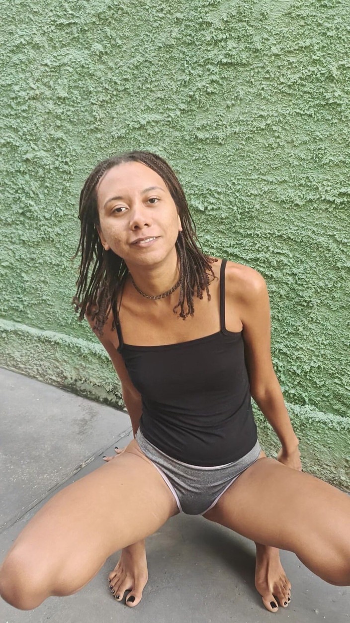 Lily Slav: Dívka čůrá v kalhotkách