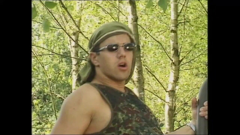 Deutschland porn: Brunette geil zuigt twee grote pikken tegelijkertijd voordat ze een...