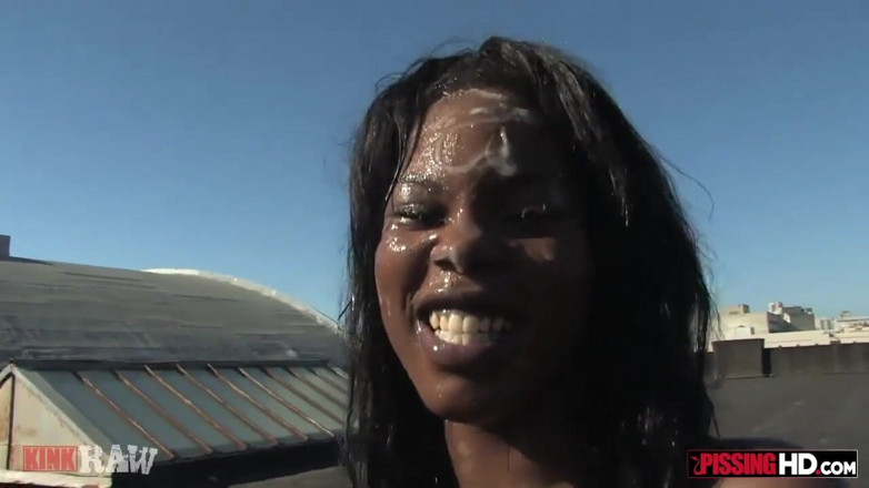 Pissing HD: Magrinha negra prostituta fica mijada por dois caras