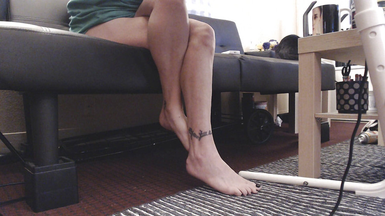 Abby Anna: Nahé holé dvojité zkřížené nohy