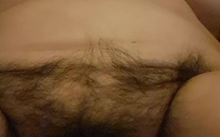 Mommy big hairy pussy: MiLF mostra sega la figa
