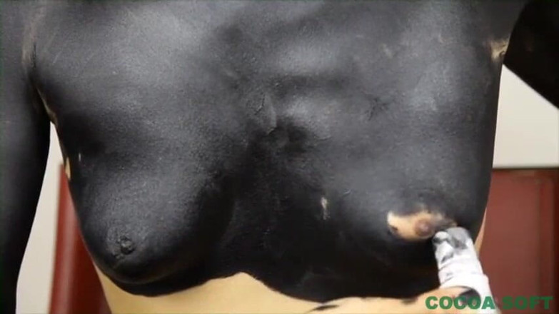 Cocoa Soft: La mamba asiatica nera tutta ricoperta di una vernice nera...