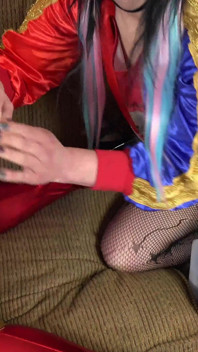 Supergirl se folla el culo apretado de Harley Quinn
