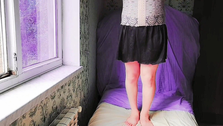 Kitty_Cross: Crossdresser cantik menggoda dengan paha dan pinggul yang seksi