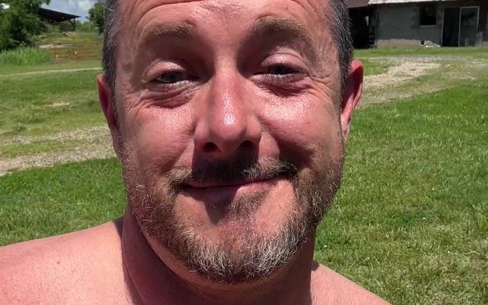 Grant Acres: Tata przerwa na lunch Wank na podwórku