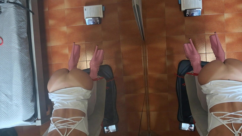 LauraOnHeels: MILF зв'язана в стільці і трахалася в роті та піхві