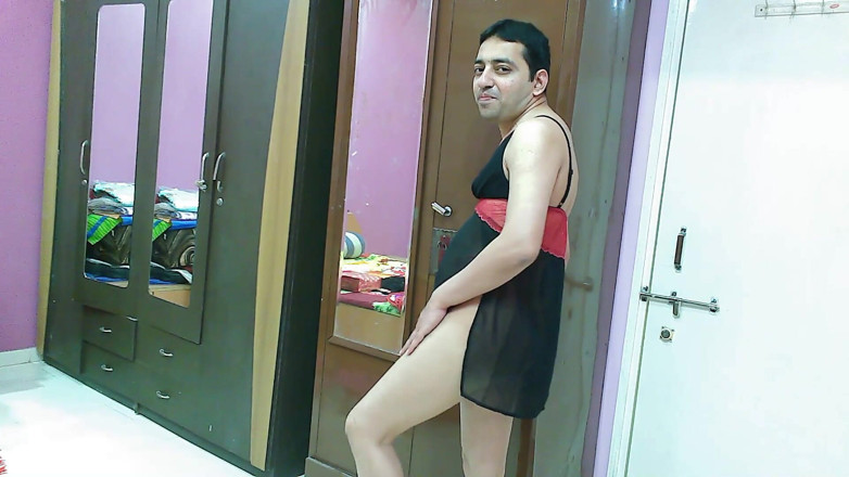 Cute & Nude Crossdresser: Sexy sissy crossdresser femboy sweet lízátko v černém prádle a tangách.