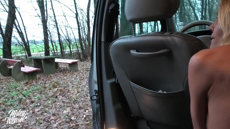 Miley Weasel: Blond amatorka Miley Łasica Ryzykowne publiczne ruchanie w samochodzie