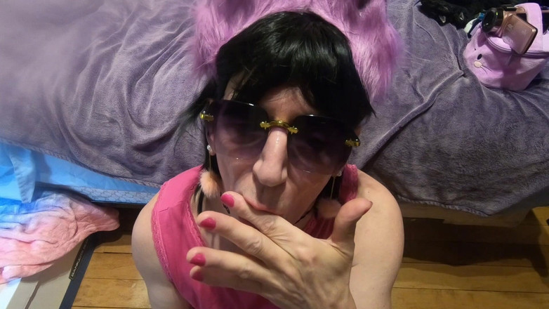 Daphne Desire: Daphne поливает сперму на ее лицо и трет это повсюду по губам