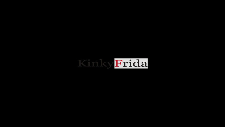 Dominatrix Frida: O fată sexy în latex cu unghii lungi extreme se joacă...