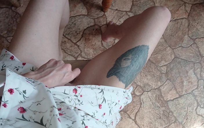 Lesbian-illusion: 부모님이 직장에 있어 자위할 때 대학을 건너뛰기