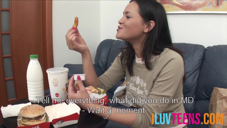 Iluvteens: Giovani coppie che si godono il cibo al fast food...