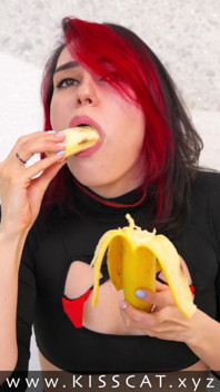 Pijpbeurt proberen op banaan eindigde nat diep in keel met sperma slikken - Kisscat