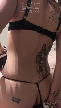 Pembe dildo ateşli dövmeli trans kız