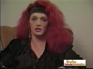 Erotic Female Domination: Une femdom rousse et brune lèche les pieds de son...