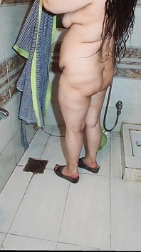Muslim Chubby Bubble Butts Wife Caught on Camera While Taking Bath