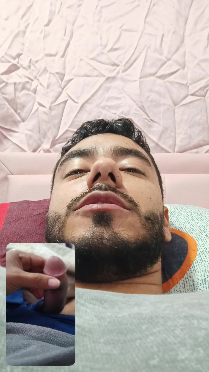 Tommhot: 男性がベッドで自慰行為をしている