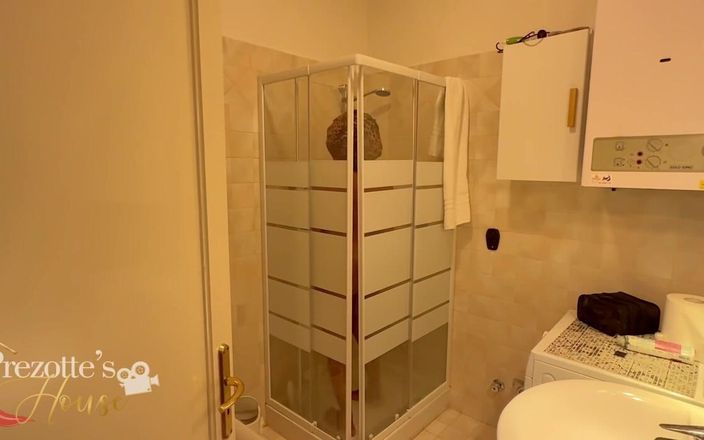 Prezottes_House: Làm một số thứ dâm đãng trong phòng tắm với bạn...