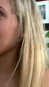 Fioletowe legginsy pozostają na - ruda zjada swoją blond przyjaciółkę na podłodze