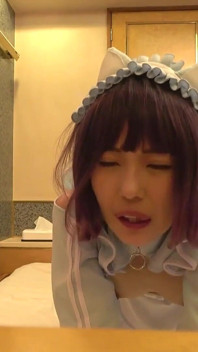 Partie 1, une caféeuse de type masturbateur se fait défoncer le cul sexy ! Elle reçoit deux creampies avec son costume ! [Maya (22)]
