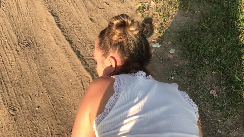Kai Taylor Studio: Sexy loira chupa e fode pau enorme ao ar livre