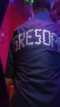 Gresopio Shibari'de mavi gömlek yapıyor