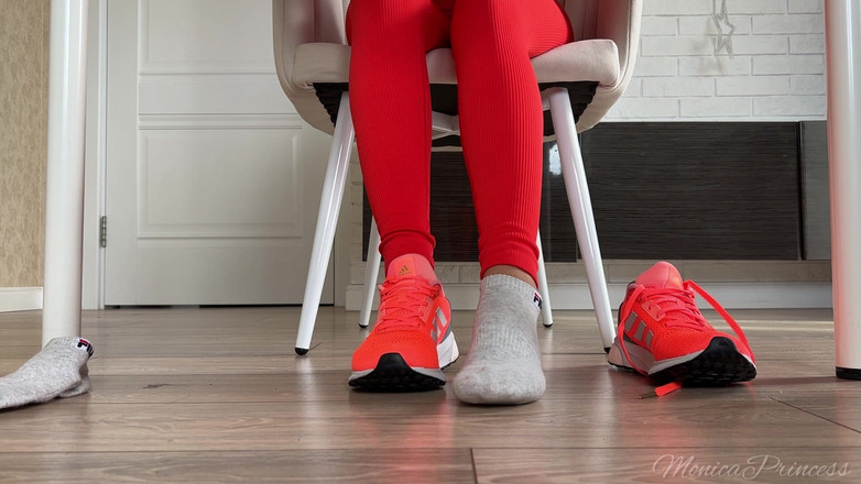 Princess Monica: Boty a chodidla si hrají pod stolem