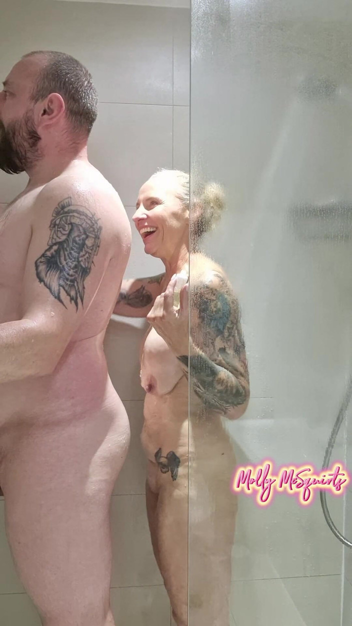 Molly McSquirts: Tắm và đi tiểu với một người London