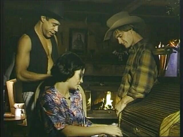 Lucky Cooch: Брюнетку-шлюшку с сексуальным телом жарили в два смычка в тройничке