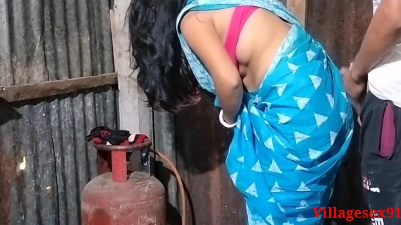 Villagesex91: Девушка чистит сад, когда пришел муж и трахнул ее