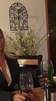 Sexy bílá milfka s velkými prsy dostane její kundičku zlomenou velkým tvrdým černým ptákem