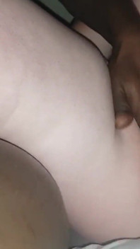 내 젖꼭지를 빠는 동안 흑인 대물 자지 Nata4sex와 그의 친구를 쓰다듬는 YoungEnglishBBW