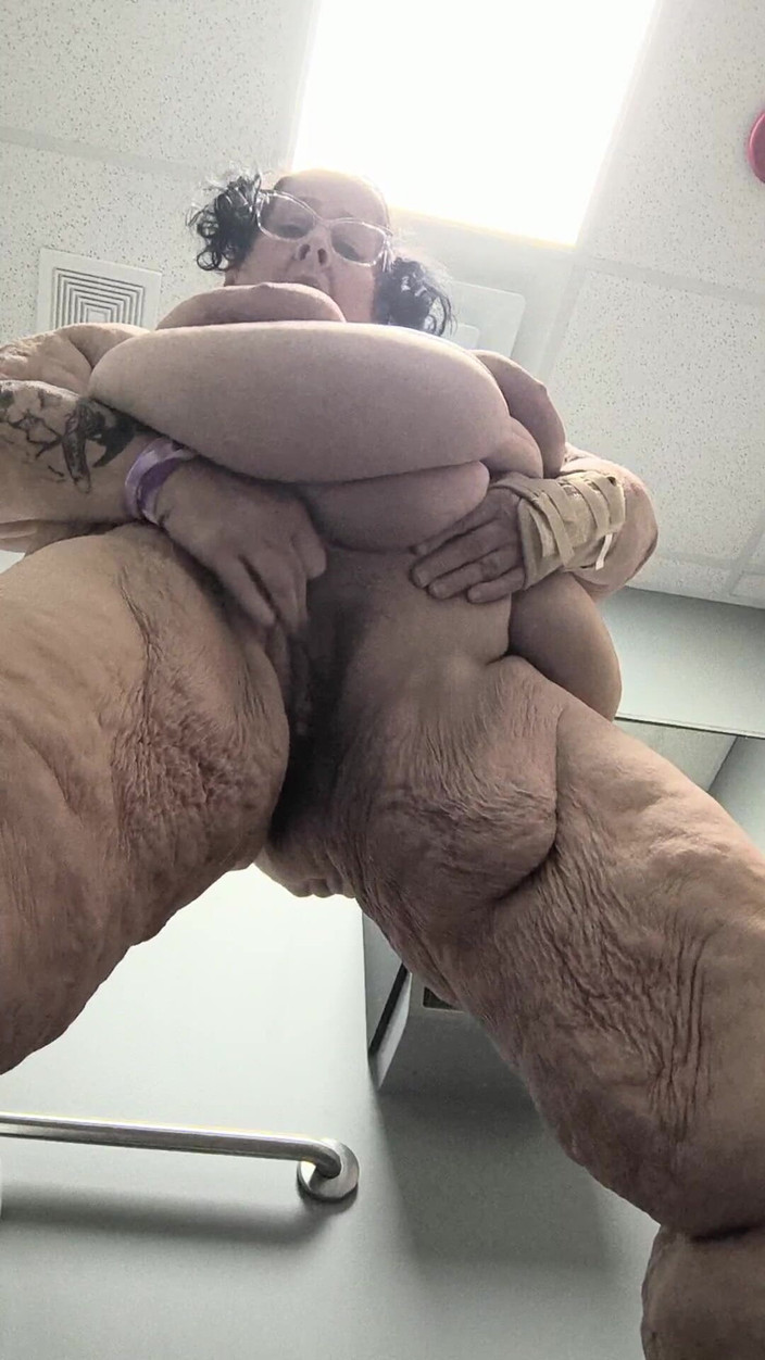 HerculesnVENUS: Memek berbulu sange berdiri di lantai sampai muncrat