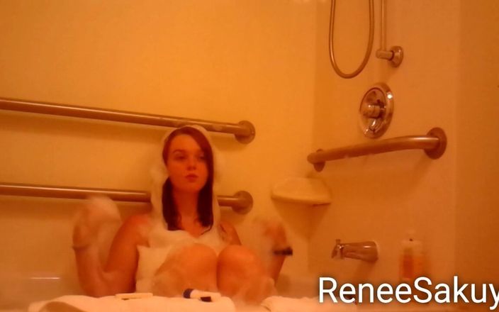 Renee Sakuya: Bubbelbad tot de camera valt