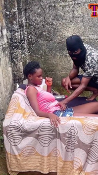 Afrikanischer Braunhaut-bbc Und Ebenholz-teens Werden Auf Stühlen, Outdoor-hardcore Irgendwo in Afrika Gefickt